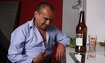 Мужчина с бутылкой алкоголя